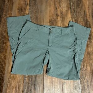 Columbia Omni-shield outdoor Pants in Sage Green sz 16
